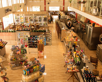 Uma foto interna mostrando o amplo espaço interno e a grande variedade de produtos dentro de nosso restaurante