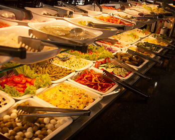 Um imagem de um grande quantidade de pratos dentro de nosso buffet