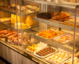 Imagem de uma série de alimentos gostosos que são vendidas na lanchonete