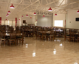 Imagem da Sala de Eventos do local com várias mesas e cadeiras mostrando o amplo espaço