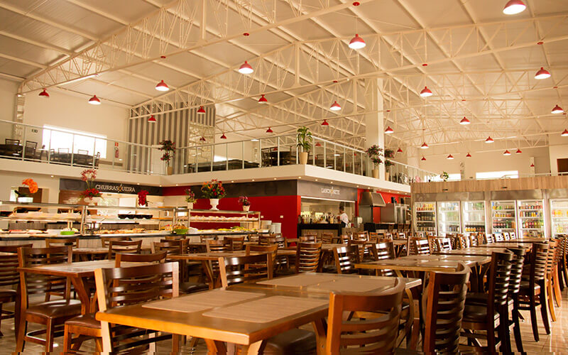 Uma imagem da amplo espaço interno da Churrascaria Saretto